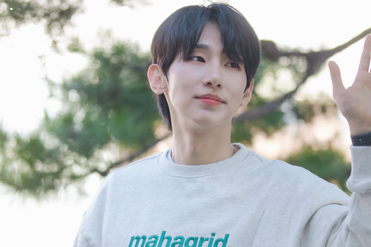 re_M0NG's tweet photo. 260920 • 아나키스트 퇴근길

#정재환 배우님

☁️
대학로 포카리스웨트...🫧 https://t.co/y1tK6aRiLj
