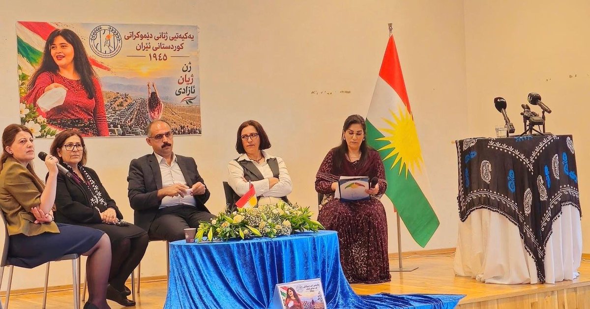 GadaniKwestan's tweet photo. د. کوێستان گادانی: ئێرانی داهاتوو دەبێت لەسەر بنەمای گرێبەستێکی کۆمەڵایەتیی نوێ و دێموکراسییەکی تەوافوقی دابڕێژرێتەوە

ئاماژە: ڕۆژی شەممە، ١٩ی سێپتەمبەری ٢٠٢٦ (٢٨ی خەرمانانی ١٤٠٥ی هەتاوی)، لە وڵاتی نۆڕوێژ کۆنفرانسێک لەلایەن یەکیەتیی ژنانی دێموکراتی کوردستانی ئێران (بەڕێوەبەریی دەرەوەی وڵات) بەبۆنەی چوارەمین ساڵیادی شۆڕشی ژینا، بە بەشداریی نوێنەرانی کۆمەڵێک حیزب و لایەنی سیاسیی کوردستانی و ئێرانی بەڕێوە چوو. لەم کۆنفرانسەدا کە تەرخانکرابوو بۆ تاوتوێکردنی ئاسۆی داهاتووی سیاسیی ئێران و ڕۆڵی پێکهاتەکان، وتاری حیزبی دێموکراتی کوردستانی ئێران لەلایەن دوکتۆر کوێستان گادانی، ئەندامی کۆمیتەی ناوەندی و بەرپرسی ناوەندی بەڕێوەبەریی حیزب لە دەرەوەی وڵات، پێشکەش کرا. ئەم وتارە بە خوێندنەوەیەکی قووڵ بۆ چوارەمین ساڵیادی شۆڕشی ژینا و هاوکات تاڵیادی تیرۆری میکۆنۆس، تیشک دەخاتە سەر پێویستیی بنیاتنانی داهاتوویەکی ��ێموکراتیک، فیدراڵ و سێکۆلار و گرێبەستێکی کۆمەڵایەتیی نوێ لە ئێراندا. ئەمەش دەقی تەواوی وتارەکەیە:

لە بزووتنەوەی ژیناوە

بۆ بنیاتنانی داهاتوویەکی دێموکراتیک، فیدراڵ و سێکۆلار

چوار ساڵ لە شەهیدکرانی قەتڵی حکوومەتی ژینا و ڕابوونی نوێی ڕۆژهەڵاتی کوردستان بە دروشمی «ژن، ژیان، ئازادی» تێدەپەڕێت. ساڵیادی ئەم بزووتنەوەیە بۆ ئێمە تەنیا بیرهێنەرەوەی سەرهەڵدانێکی مێژوویی مافخوازیی کورد دژی دەیان ساڵ سەرکوت نییە، بەڵکوو ئەم ساڵیادە دەرفەتێکە بۆ وردبوونەوە لە دەستکەوتی خەباتی ئەو چەند ساڵەی دواییمان و تێڕامان لە داهاتووی خەبات و نەخشەڕێی نوێ بۆ سەرخستنی جووڵانەوەکەمان.

سەرهەڵدانی بزووتنەوەی ژینا لە تاڵیادی تیرۆری دوکتۆر سادق شەرەفکەندی و هاوڕێیانیدا بوو، بۆیە یادکردنەوەی تیرۆری میکۆنۆسیش بۆ ئێمە هەرتەنیا گەڕانەوەیەکی تاڵ بۆ تێچوویەکی قورس لە خەباتی ڕزگاریخوازیی کورد نییە. یادەوەریی ئەو دوو تاڵیادە لە نێوان میکۆنۆس و بزووتنەوەی ژینا لەسەر شەقام پێمان دەڵێن خەبات و تێکۆشان دژی دیکتاتۆریی ڕێژیمی ئێران لە پێنج دەیەی ڕابردوودا خەباتێکی سەخت و پڕتێچوو بووە و دەبێ لە خۆمان بپرسین چۆن دەتوانین لە دیکتاتۆرییەت و تۆتالیتاریزمی کۆماری ئیسلامیی ئێران تێپەڕین، بێئەوەی ئیزن بدەین دەسەڵاتێکی تر بە هەر ناو و فۆرم و شێوەیەک بەڵام بە هەمان لۆژیک و بە ڕووخسارێکی نوێ بێتە سەر کار؟

ئەم پرسیارە بۆ نەتەوەکانی ئێران لە ئێستادا لە هەر کاتێکی تر گرنگترە. چونکە قەیرانەکانی ئێران تەنیا دەسەڵاتداریی ڕێژیمێکی سەرکوتگەر نییە، بەڵکوو لە تەنیشت قەیرانە سیاسی و ئابوورییەکان، قەیرانە کۆمەڵایەتی و ئەمنییەتییەکان و نەبوونی مافی نەتەوەکان؛ قەیرانێکی دیکەش سێبەری خستووەتە سەر داهاتووی ئەم وڵاتە، ئەویش قەیرانی ئۆپۆزیسیۆن و ئاڵترناتیڤی کۆماری ئیسلامیی ئێرانە.

کۆمەڵگەی ئێران بەگشتی و نەتەوە ژێردەستەکان بەتایبەتی لە ماوەی دەسەڵاتداریی پەهلەوی و کۆماری ئیسلامیدا تامی تاڵی هەموو جۆرە سەرکوت و نادادپەروەری و قەیرانێکیان چێشتووە و نکۆڵی لە هەبوون و مافە سەرەتایییەکانیان کراوە. بەڵام لەگەڵ هەموو ئەو بەشمەینەتی، شەکەتی و ��یان و خەسارەی بەری کەوتووە، کۆمەڵگەیەکی زیندوو و خاوەن ویست و توانای گۆڕانە. بۆیە ئێستا دەپرسن ئەگەر ئەم شێوازی حوکمڕانییە چارەسەر نەبووە، دەبێ چی جێی بگرێتەوە؟

ئەم پرسیارە و ئەم ویستە لە ڕووخانی ڕێژیم گرنگتر و بەبایەخترە. ڕووخانی حکوومەت دەتوانێت ساتێکی گرنگ بێت، بەڵام مەرج نییە دێموکراسی و دابینبوونی مافی هەمووانی تێدا مسۆگەر بێت. لە نێوان ڕووخانی دیکتاتۆرییەت و بنیاتنانی دێموکراسیدا کەلێنێکی گەورە هەیە. ئەگەر ئەو کەلێنە بە بیرکردنەوە و بڕیاری سیاسیی دێموکراتیک، بە دامەزراوەییکردنی پڕۆژەی ڕوون لە بەرژەوەندیی هەموو پێکهاتەکانی وڵاتدا پڕ نەکرێتەوە�� تەنیا دەسەڵات گۆڕاوە و دەستاودەست کراوە، بەڵام لۆژیکی حوکمڕانییەکانی پێشوو هەر لە جێی خۆیەتی؛ بەتایبەت کە خەڵکی ئێران ئەزموونی ڕێژیمی پاشایەتی و گۆڕینی بە کۆماری ئیسلامییان هەیە و ڕەوا نییە و ناشیانەوێ ئەزموونێک بۆ جارێکی دی تاقی بکەنەوە.

پرسیاری سەرەکیی ئێمە دەبێ ئەوە بێت کە دوای ڕووخاندنی ئەو نیزامە سیاسییە دیکتاتۆرە چ سیستەمێکمان دەوێت؟ 

درێژەی بابەت👇👇

https://t.co/73IqxHM7X3