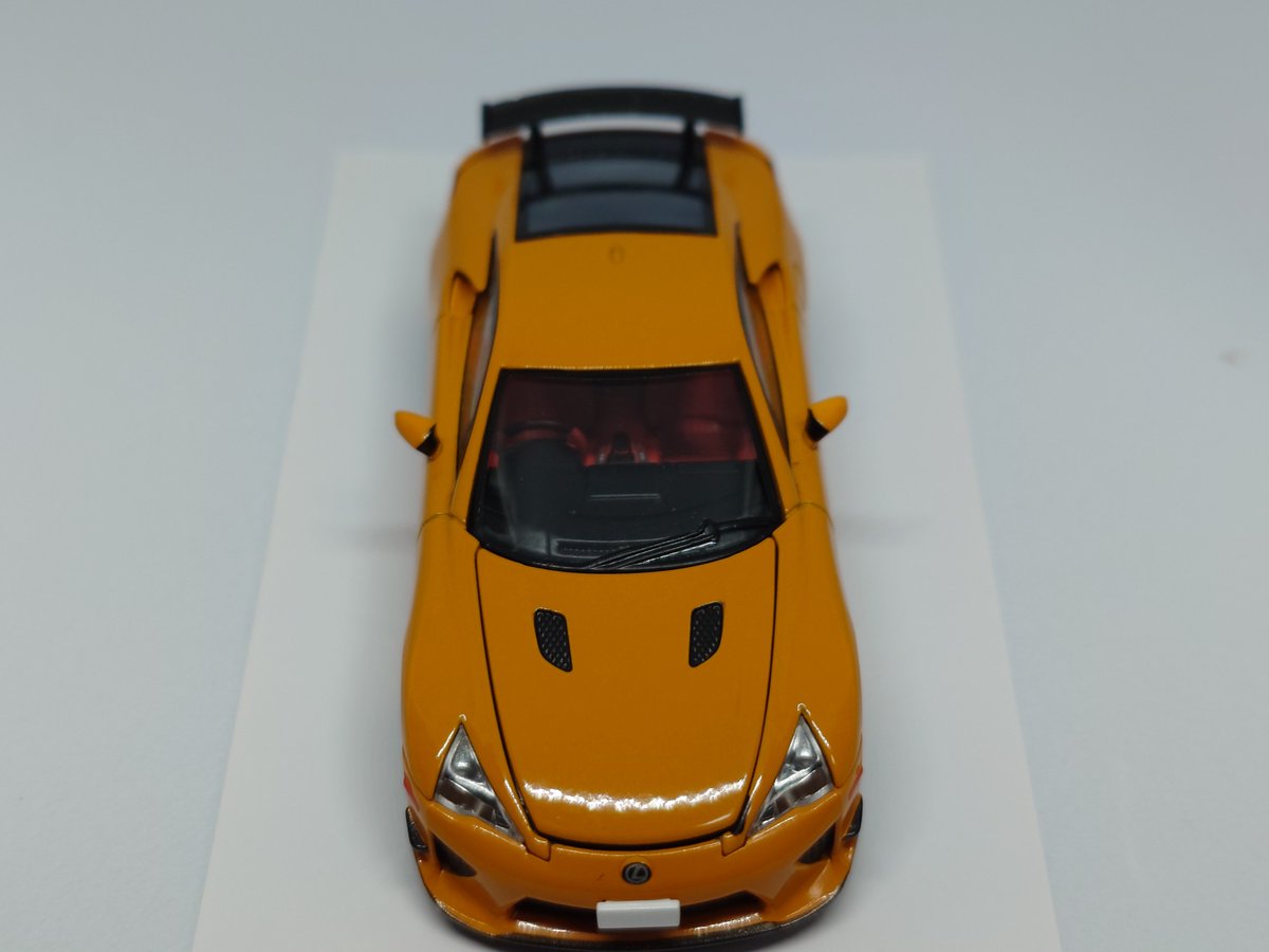doujigiri's tweet photo. LV-N361a レクサス LFA ニュルブルクリンクパッケージ（オレンジ）の再撮影。
やはり価格が高いだけに出来がいい。
白はやはり納車待ち。
同時購入したものが悪さをしているのです。
俺は悪くねぇ。
#ミニカー #トミカリミテッドヴィンテージ #TLV https://t.co/9C1EQCabWy