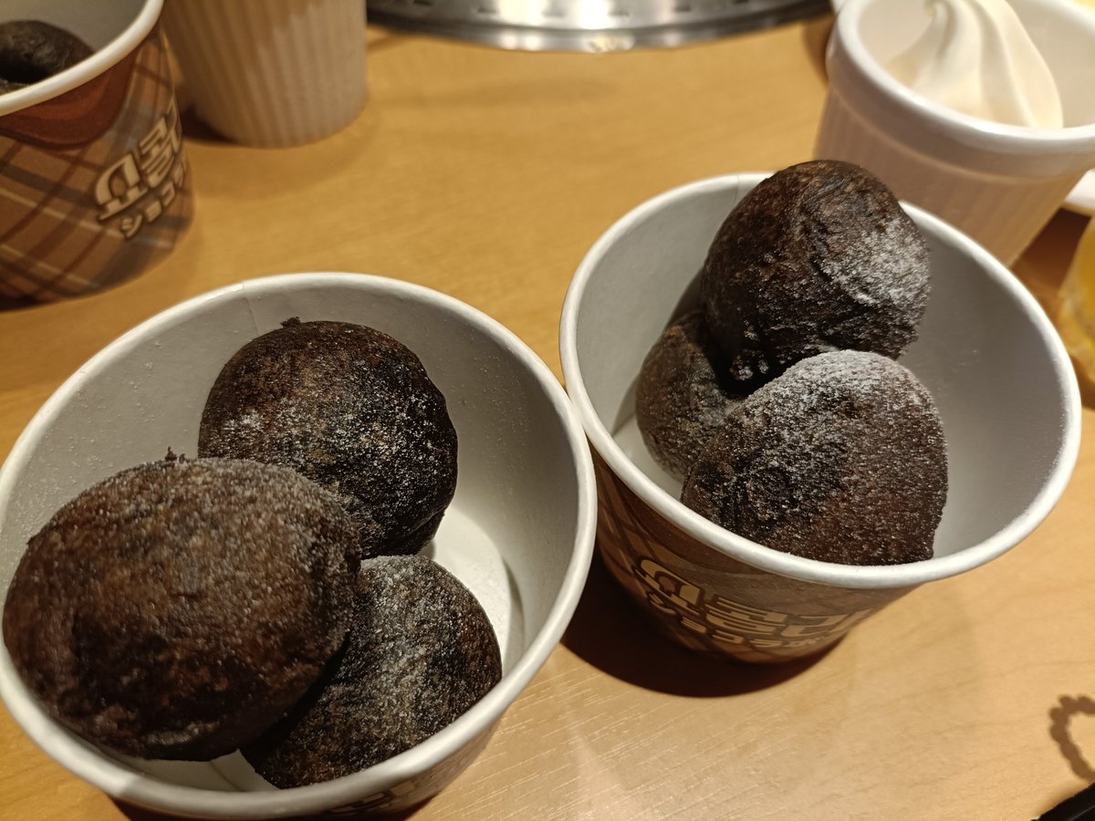 pochapeach's tweet photo. デザート半分こずつ🥰
残したのは友達が食べてくれた💦
お腹いっぱい、寒い、眠い… https://t.co/3wewkGMyE6