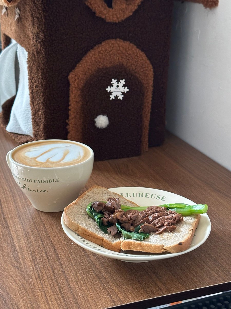RiosaNeva's tweet photo. Autumn breeze + pumpkin spice lattes = my perfect weekday afternoon ， https://t.co/1XpFCfcIgq