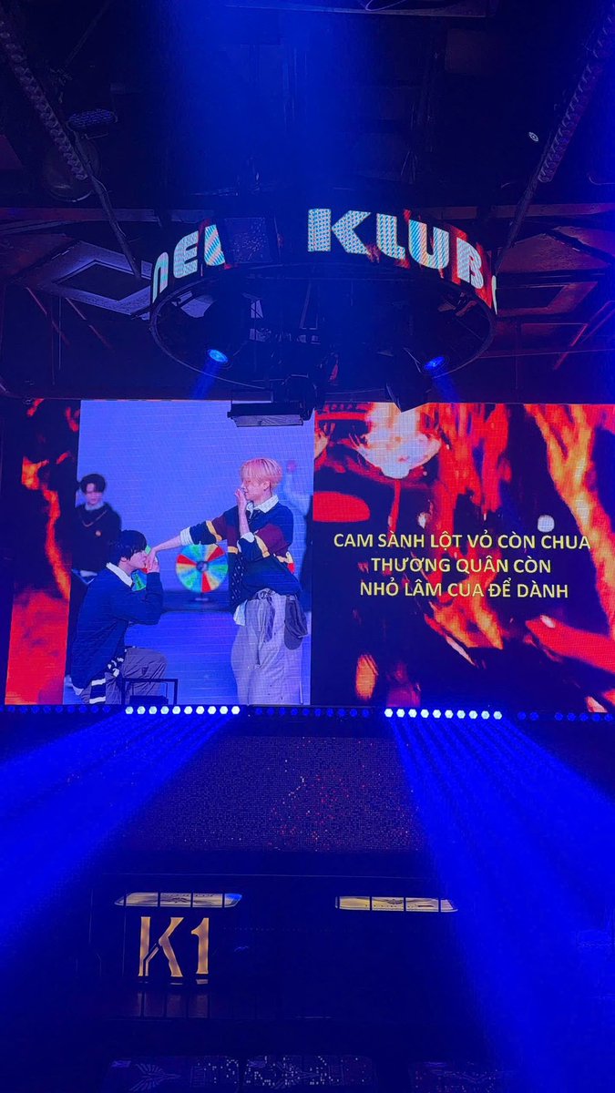 wonwonleecenter's tweet photo. Leo and Sangwon appeared on the LED screen at a bar in Vietnam.

레오와 상원이 베트남 바 LED 화면에 나왔어요.

#리오 #이리오 #LEO 
#상원 #이상원 #SANGWON 
#렝원 #LEOWON #leowon #상리오즈
#알파드라이브원 https://t.co/dqrdSu8skz