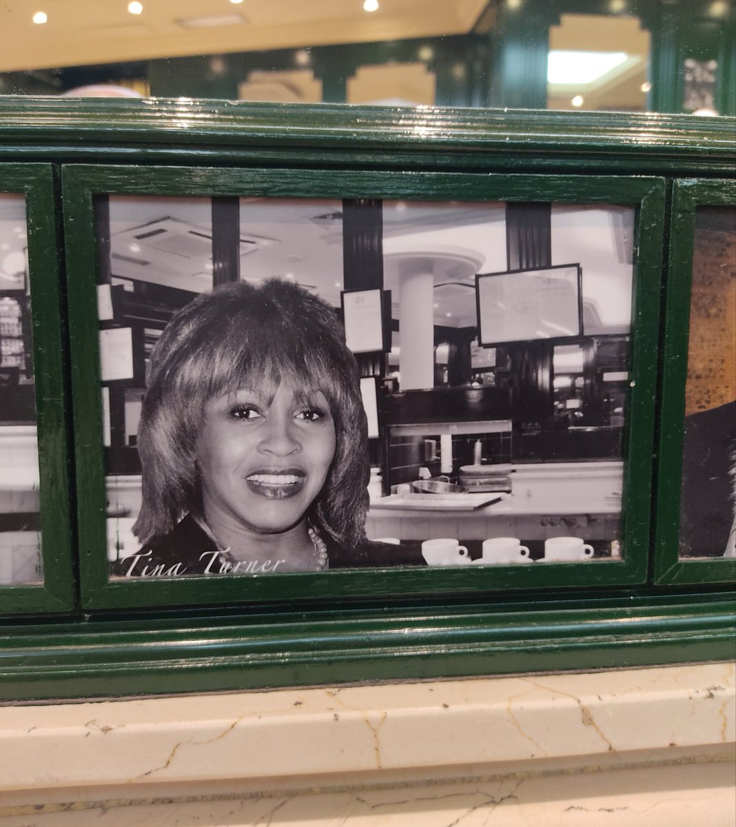SamanthaBallent's tweet photo. Aprovecho esta noticia para hacer un hilo (que estaba deseando hacer) sobre las FOTOS FALSAS de Famosos que se encuentran en las paredes de la famosa  Cafetería SAN GINÉS en Madrid ☕️

Por favor, mirar el recorte de los pelos, como se nota el copia y pega de los famosos. La carita de Tina Turner que en paz descanse, el recorte de Paulina Rubio … 
Sigue 🧵