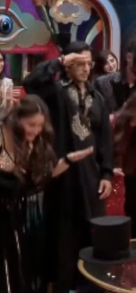 iam_Nova_'s tweet photo. Every one was bowing down him and than there is qazi 😅

#qazi #biggboss20 #BB20 https://t.co/5ro6ar2Jq7