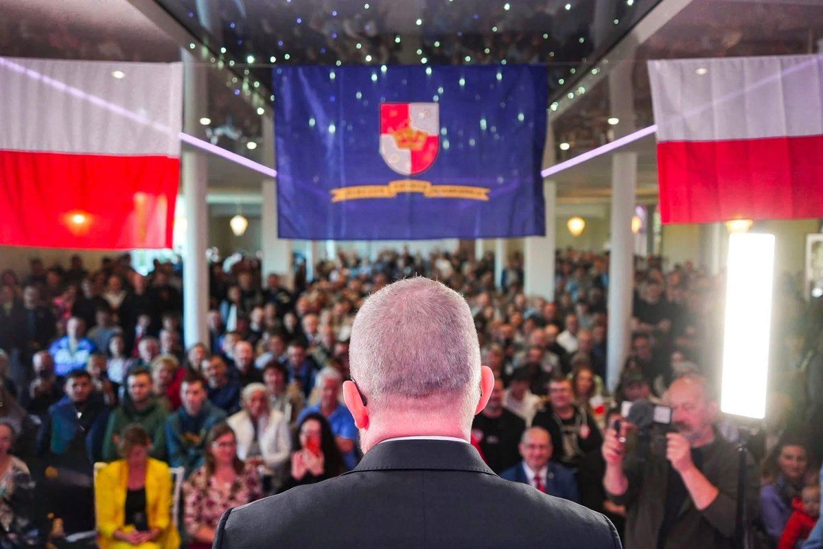 KoronaLodz's tweet photo. Tak jest STAJEMY MUREM ZA @GrzegorzBraun_ 
 
Zdjęcie 📸 @LiliPerek https://t.co/GI0S17owd9