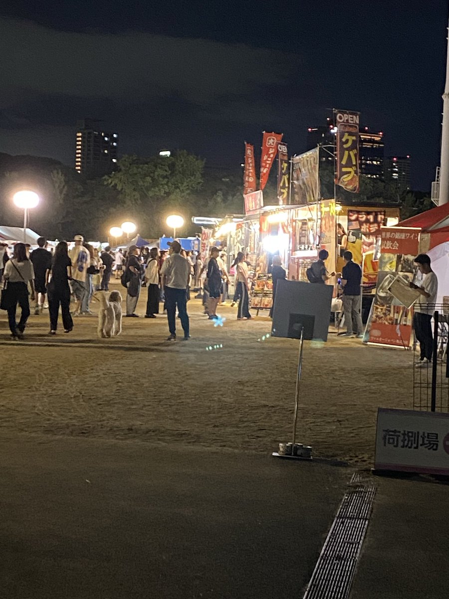 mashu_maroru's tweet photo. 大阪城公園でやってたYATAIフェス行ってきた🤤
ビール飲みながらフラフラして食べてわんこ連れさんも多くて撫でさせてもらって満足🐶 https://t.co/NqbKkRJNra