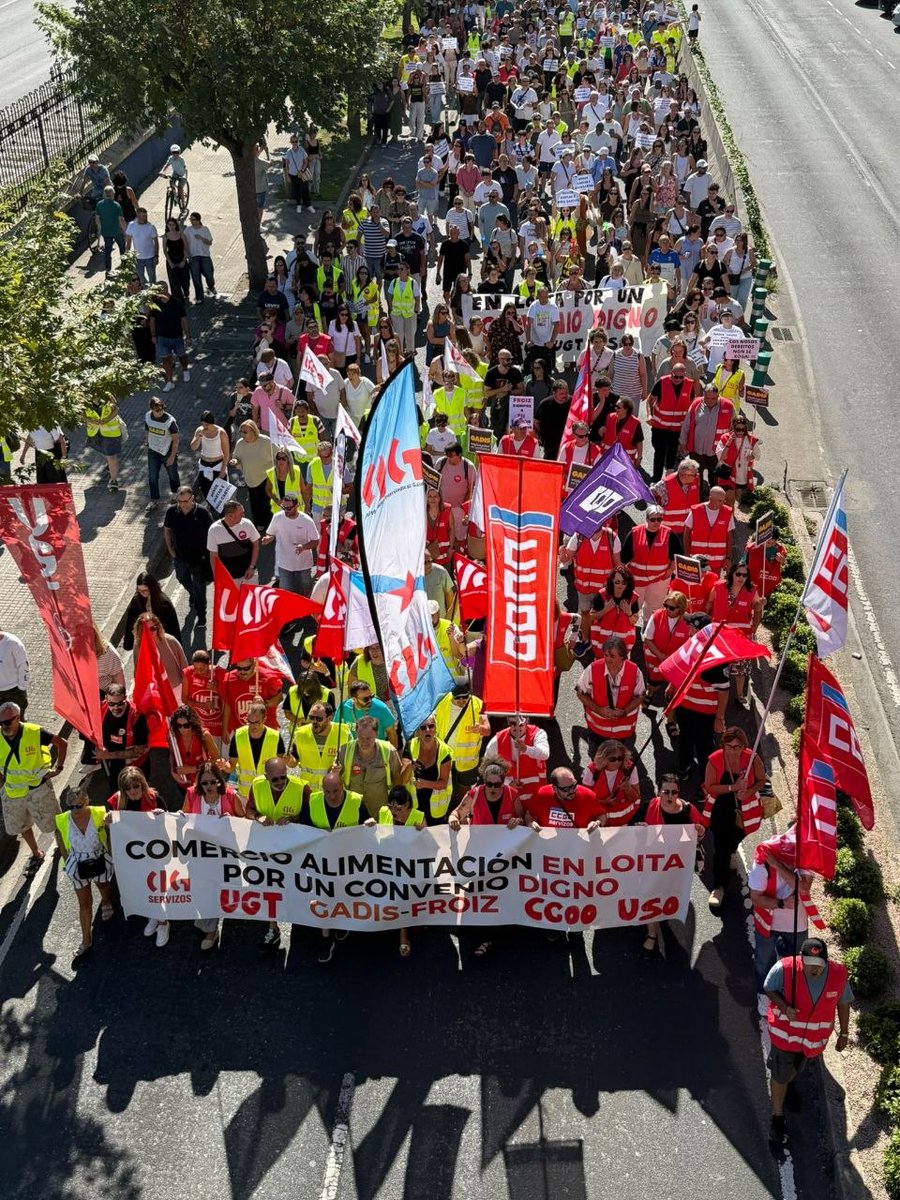 ccoogalicia's tweet photo. 🔴 #EstáPasando | O comercio de alimentación da Coruña sae á rúa en defensa dos seus dereitos:
💸 Recuperación do poder adquisitivo 
⏰ Redución da xornada laboral anual.
⚖️ Mellor conciliación da vida laboral e personal.
🤝 Condicións dignas para un sector esencial https://t.co/tNVlqZVndx