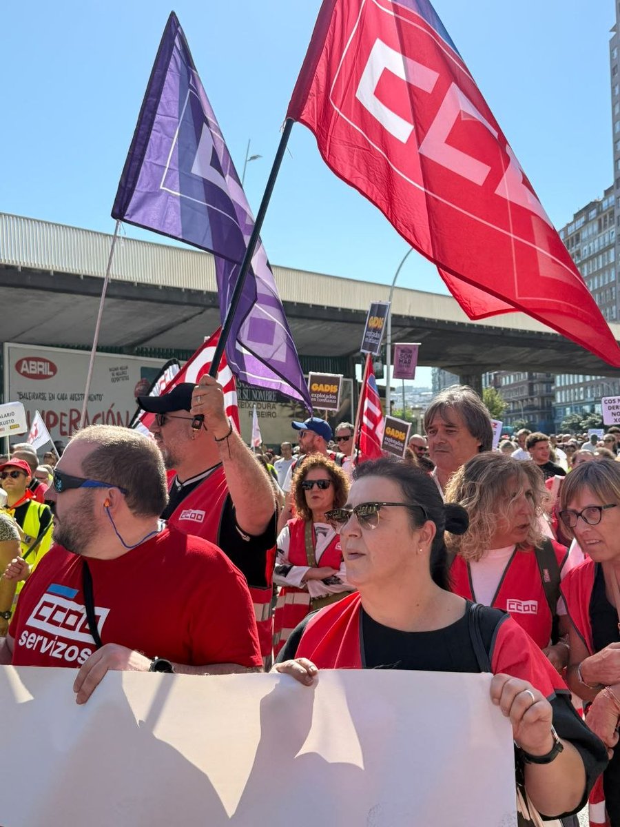 ccoogalicia's tweet photo. 🔴 #EstáPasando | O comercio de alimentación da Coruña sae á rúa en defensa dos seus dereitos:
💸 Recuperación do poder adquisitivo 
⏰ Redución da xornada laboral anual.
⚖️ Mellor conciliación da vida laboral e personal.
🤝 Condicións dignas para un sector esencial https://t.co/tNVlqZVndx