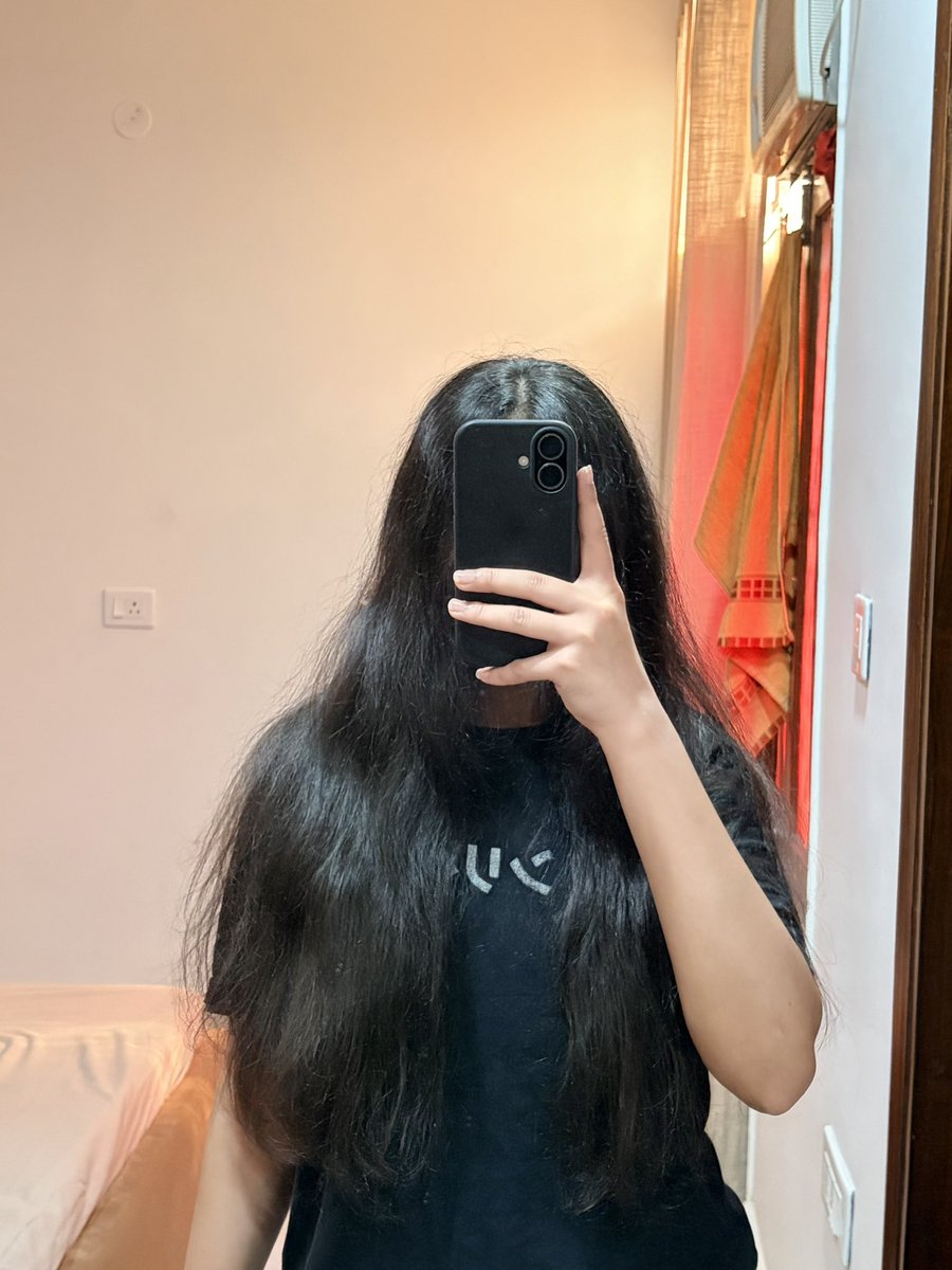 yoweball's tweet photo. I don’t hate my natural curly hair (I do) 
I just like my straight slightly better https://t.co/bEN49wFV2r