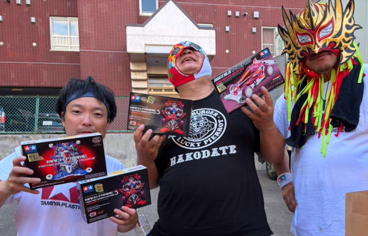 clioneman_pws's tweet photo. 本日は手稲神社奉納プロレスをご観戦いただきありがとうございました

悪人に顔面を景気よく２回も蹴られて負けちゃいました

そんなしょんぼりな私も購入をお願いしていた韓国限定ミニ四駆を受けとってアゴの痛みも忘れてニッコリです

ありがとう #ミニ四駆

#プロレスリングサッポロ
#PWSミニ四駆部 https://t.co/WVoL5A3Z8B