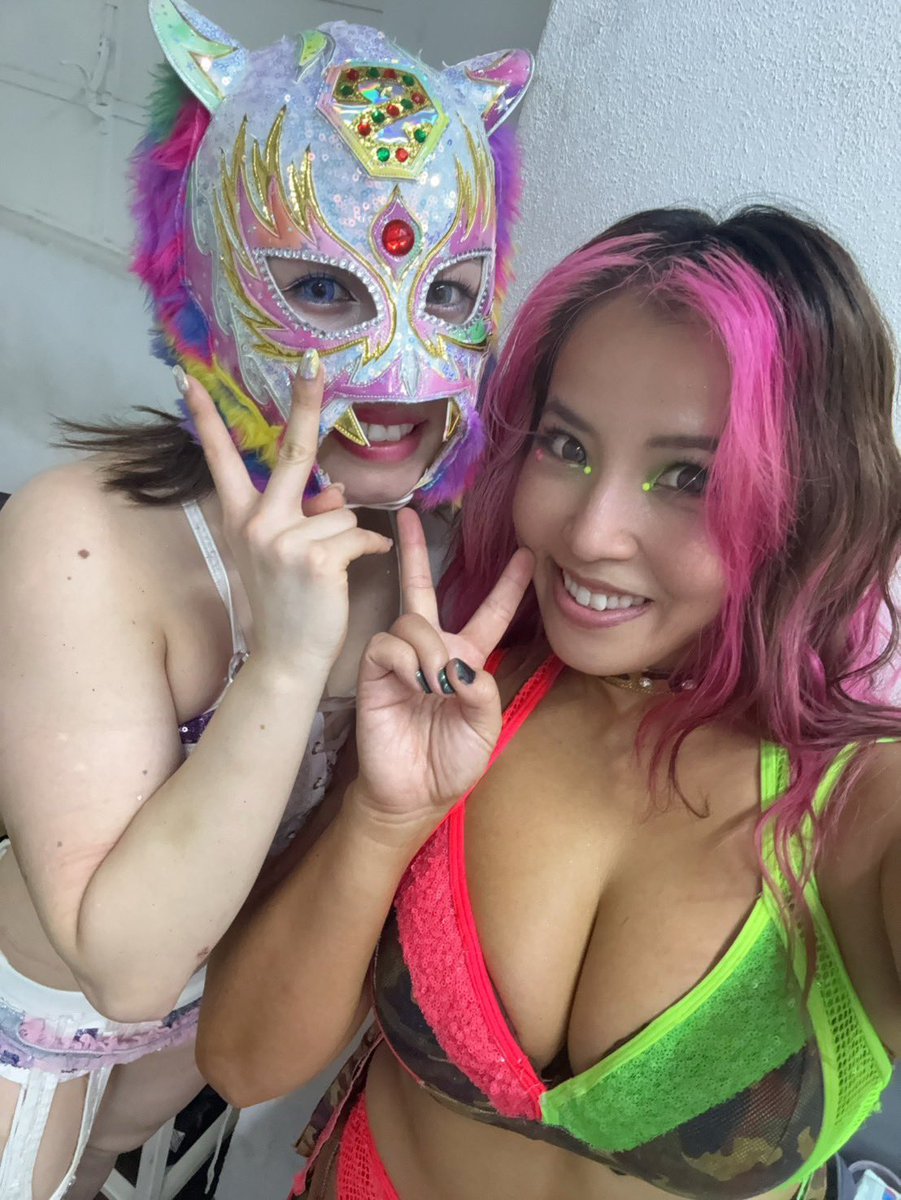 StarLight_Kid11's tweet photo. ←勝敗に関われず😭😭😭なSLKとちゃんみなねーさん

→久しぶりぴーす✌🏻✌🏻✌🏻なSLKとちゃんみなねーさん

アニベルサリオでは敵であり仲間だったな❤️‍🔥

#SLK
#NEOGENESIS
#STARDOM https://t.co/P0fyNvgta7