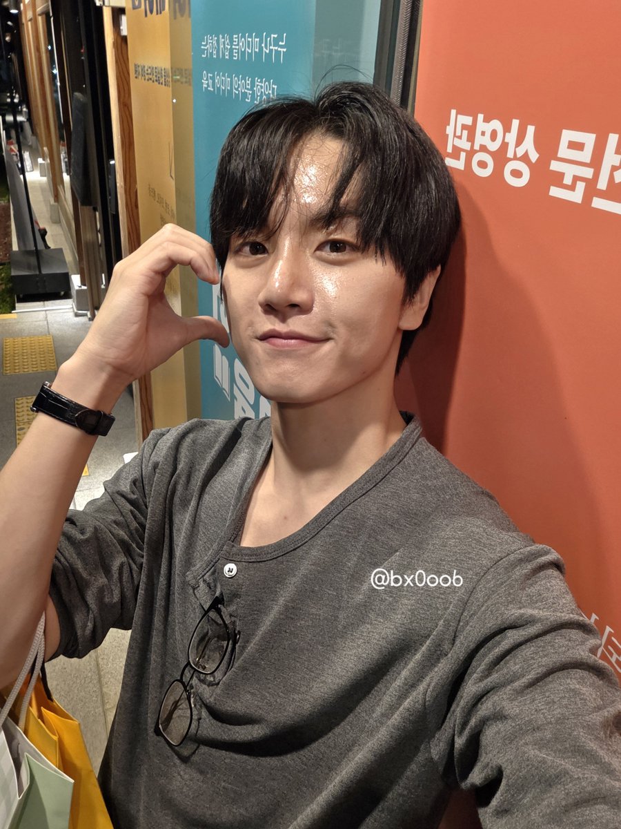 bx0oo6's tweet photo. 예..그냥 보정을 안해도 잘생기셨습니다.. https://t.co/8RnyNBiSVl