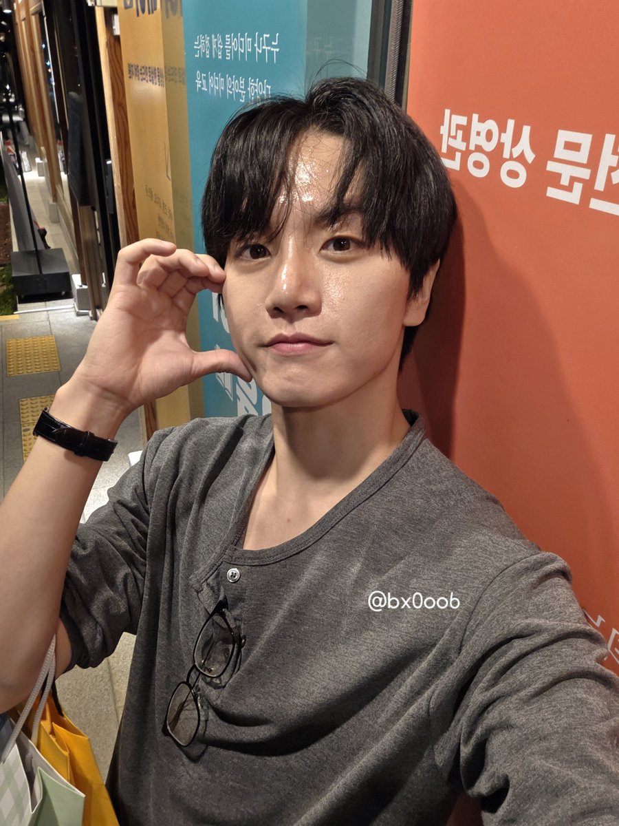 bx0oo6's tweet photo. 예..그냥 보정을 안해도 잘생기셨습니다.. https://t.co/8RnyNBiSVl