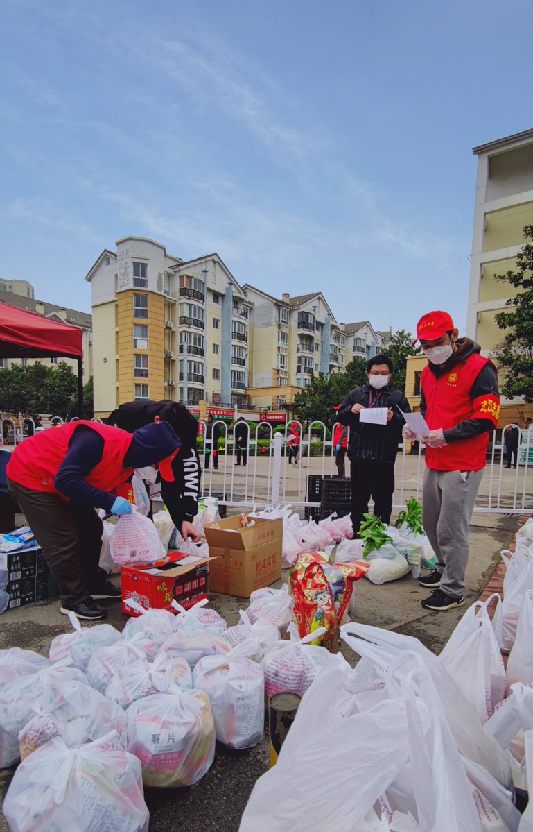 JedGoodhueeg3's tweet photo. Spent 3 sunny hours helping sort u0026 deliver care packages for homeless neighbors downtown. Small acts make big warmth  #VolunteerDays https://t.co/QMG9WK667F
