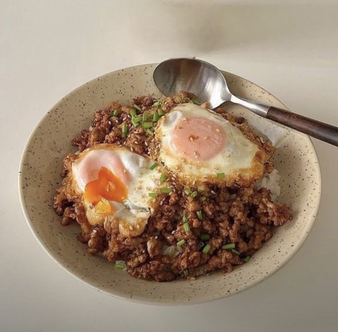 oyome_moratte's tweet photo. ひき肉と卵さえあればできるこの丼がうっっますぎる。
醤油、みりん、砂糖ぶちこんで炒めるだけ。
もう毎日これ食べます。笑 https://t.co/MLNhzTLij1