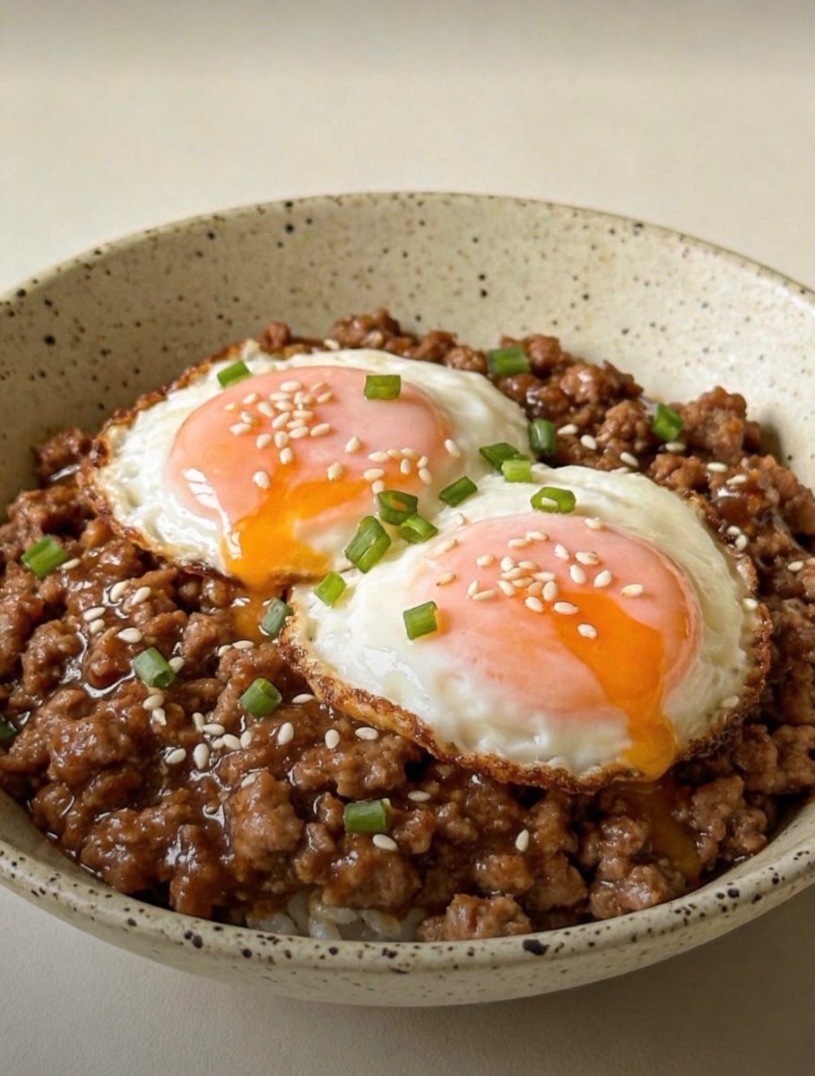 oyome_moratte's tweet photo. ひき肉と卵さえあればできるこの丼がうっっますぎる。
醤油、みりん、砂糖ぶちこんで炒めるだけ。
もう毎日これ食べます。笑 https://t.co/MLNhzTLij1