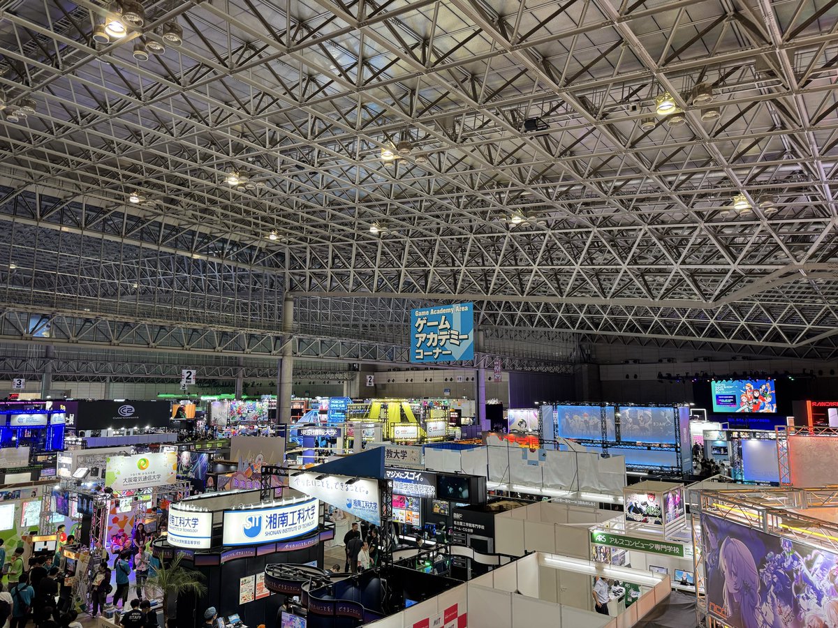 inamisan's tweet photo. 他に見たいゲームあったんだけど低気圧にやられて頭痛が酷くて撤退しました…スクエニさんの刺しに来るセフィロス見たかったなぁ… (ヽ´ω`) 
今年はお国事情か何なのか中国系ブースが無かったのに驚き！あとビジネスデーかってぐらい人多かったですなぁ https://t.co/lU7NYyysvF