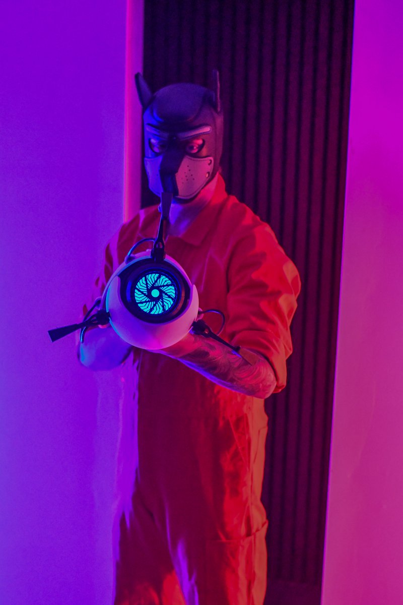 D0ubleDamage's tweet photo. Made the Portal gun and cosplay myself 🔵🟠🐾

Portal, but make it pup.

#Portal #PortalCosplay #Cosplay #PupGear #HandmadeCosplay #Geeky https://t.co/DwJf8yv0j8