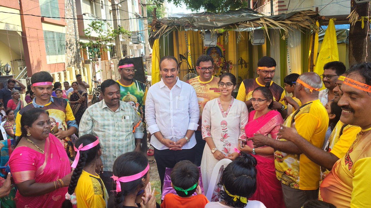 gvrk666's tweet photo. ఈ రోజు విజయవాడ కానూరులోని SBI కాలనీ నందు
వివేకానంద గణేష్ ఉత్సవ కమిటీ  ఆధ్వర్యంలో ఏర్పాటు గణేష్ విగ్రహ నిమజ్జన కార్యక్రమంలో ముఖ్య అతిథిగా పాల్గొని లక్కీ డ్రా లో గెలిచిన వారికి బహుమతులు అందజేయడం జరిగింది https://t.co/mZcoM0UyDr