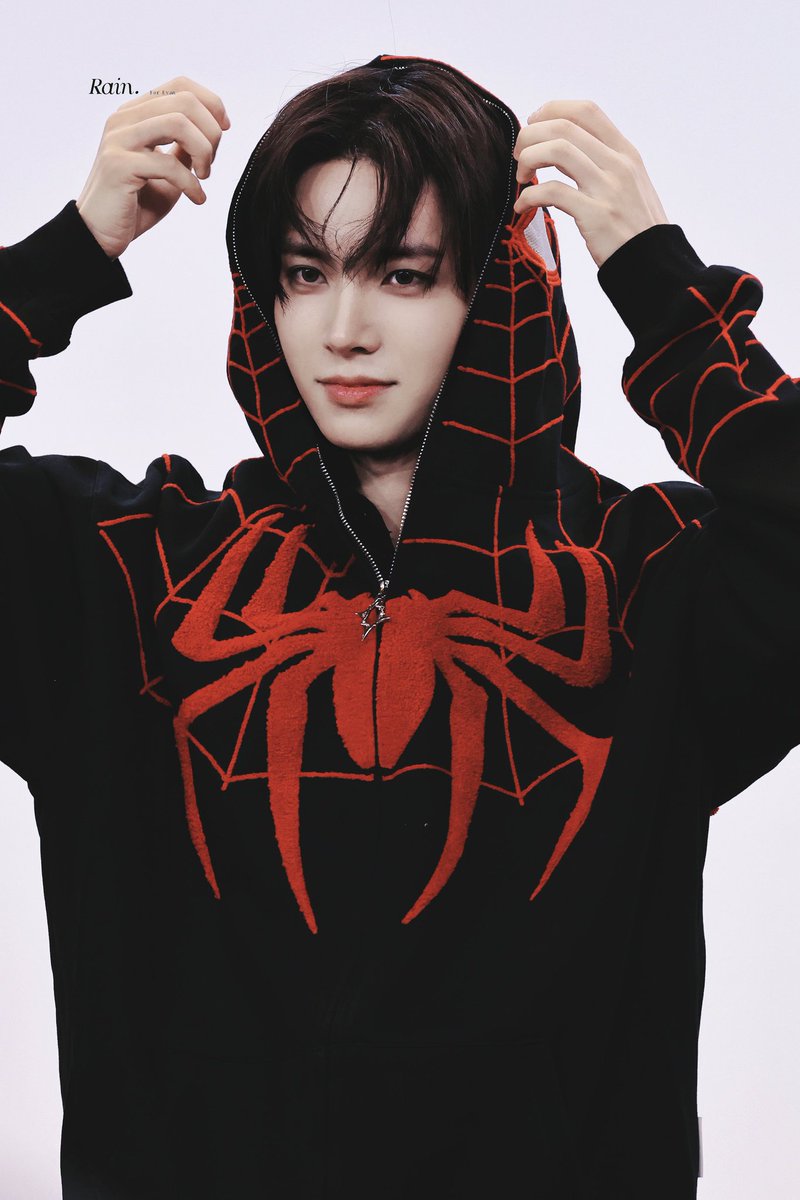EVAN01ACE's tweet photo. HE'S SO HANDSOMEEEE 😭😭😭😭 https://t.co/7f8IPZFGv2