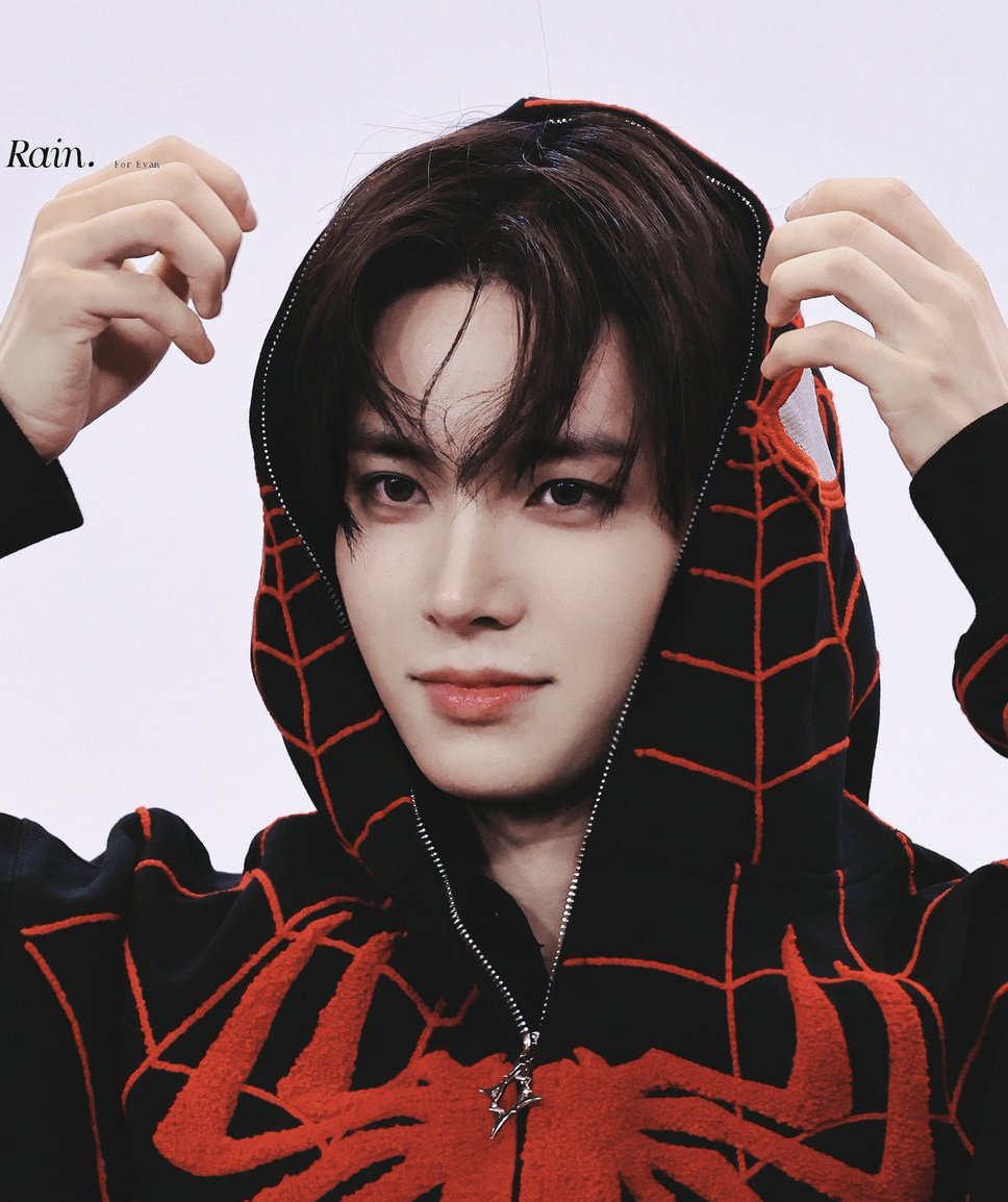EVAN01ACE's tweet photo. HE'S SO HANDSOMEEEE 😭😭😭😭 https://t.co/7f8IPZFGv2