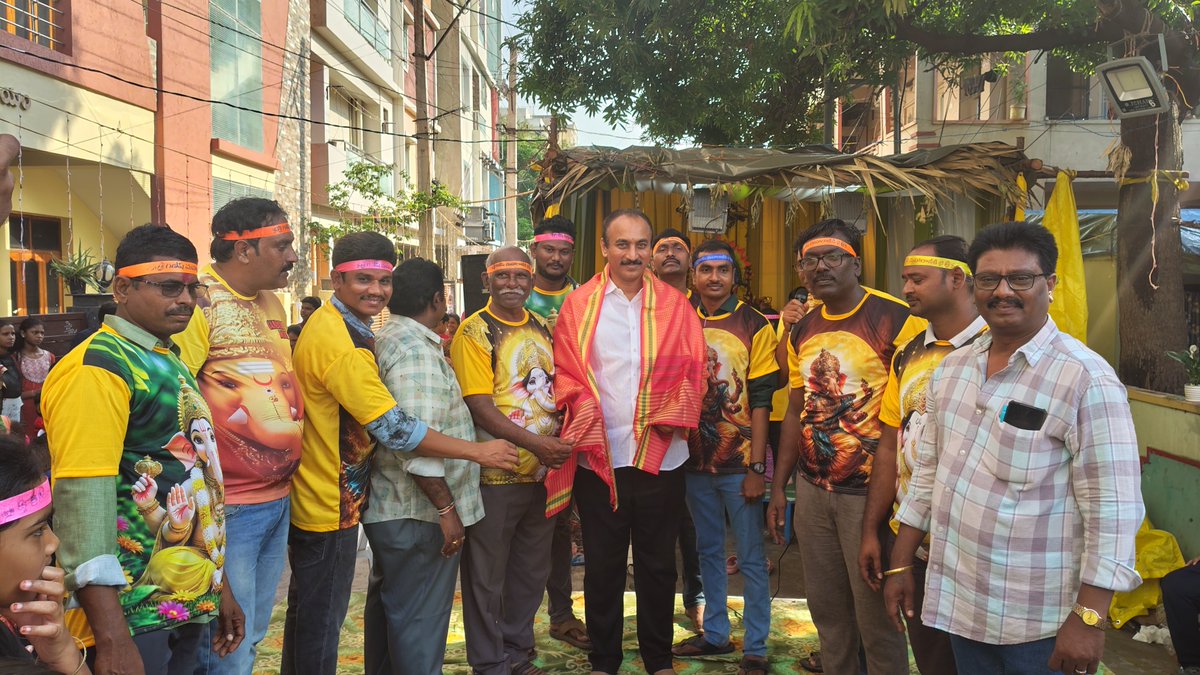 gvrk666's tweet photo. ఈ రోజు విజయవాడ కానూరులోని SBI కాలనీ నందు
వివేకానంద గణేష్ ఉత్సవ కమిటీ  ఆధ్వర్యంలో ఏర్పాటు గణేష్ విగ్రహ నిమజ్జన కార్యక్రమంలో ముఖ్య అతిథిగా పాల్గొని లక్కీ డ్రా లో గెలిచిన వారికి బహుమతులు అందజేయడం జరిగింది https://t.co/mZcoM0UyDr