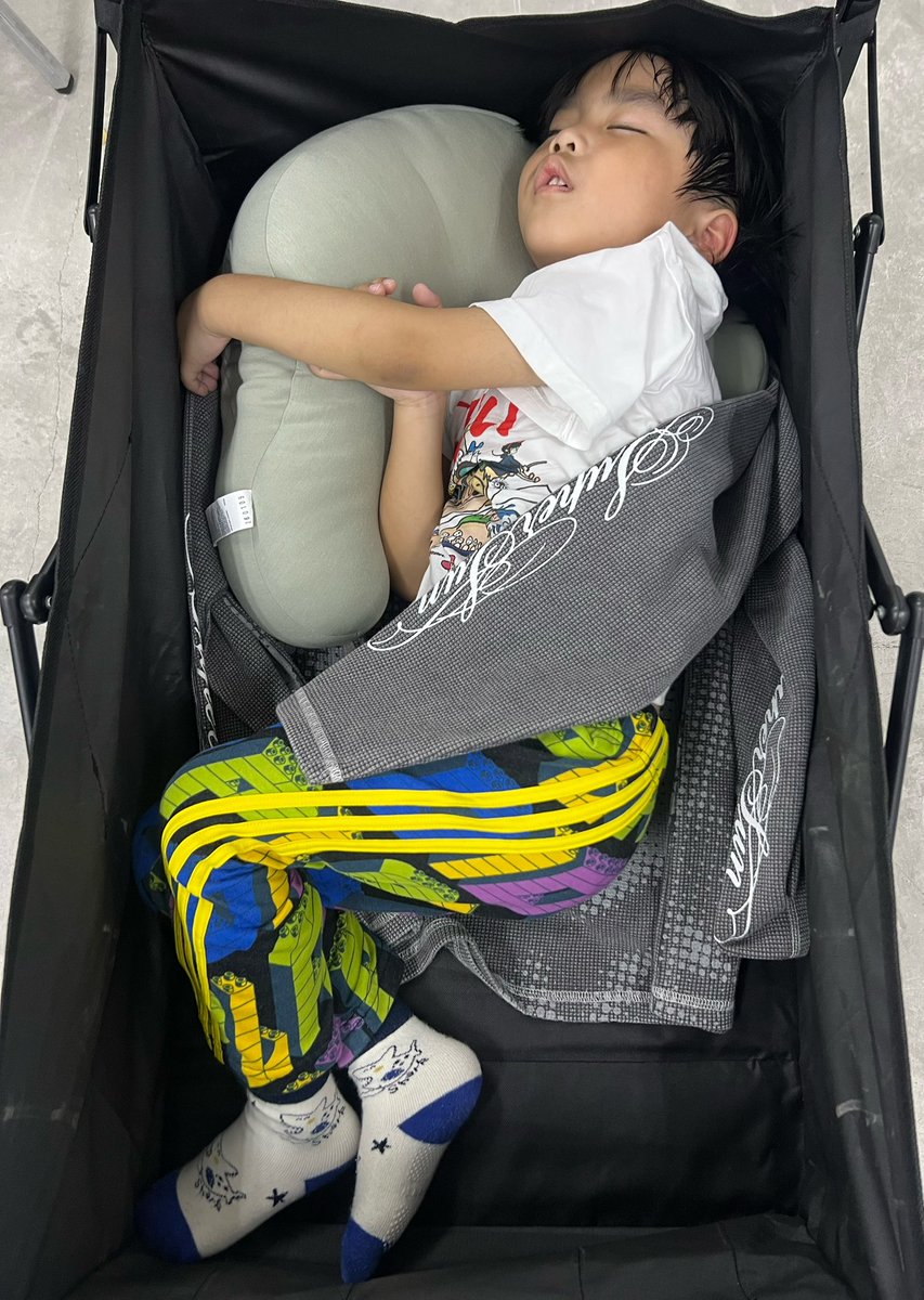 BlackjellyDevil's tweet photo. มาแกลกันแล้ว คุณจะ
(1) นอนเล่น      . .. ...       (2) นอนจริง https://t.co/x2z4BRxAam