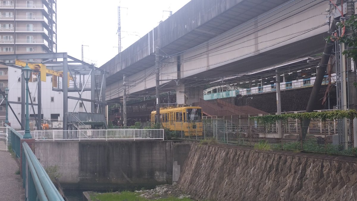 mnk_unk_tnk's tweet photo. 9/19
予定よりも早く東京着いて都電荒川線の水戸岡電車見に行った✨でもいつ動いてるのかわかんなかったから、ある意味カケ😵‍💫王子駅着いて一服🚬してたら目の前を水戸岡電車が…一服などせずホームに行けばよかった😓 https://t.co/w1gSAlFviB