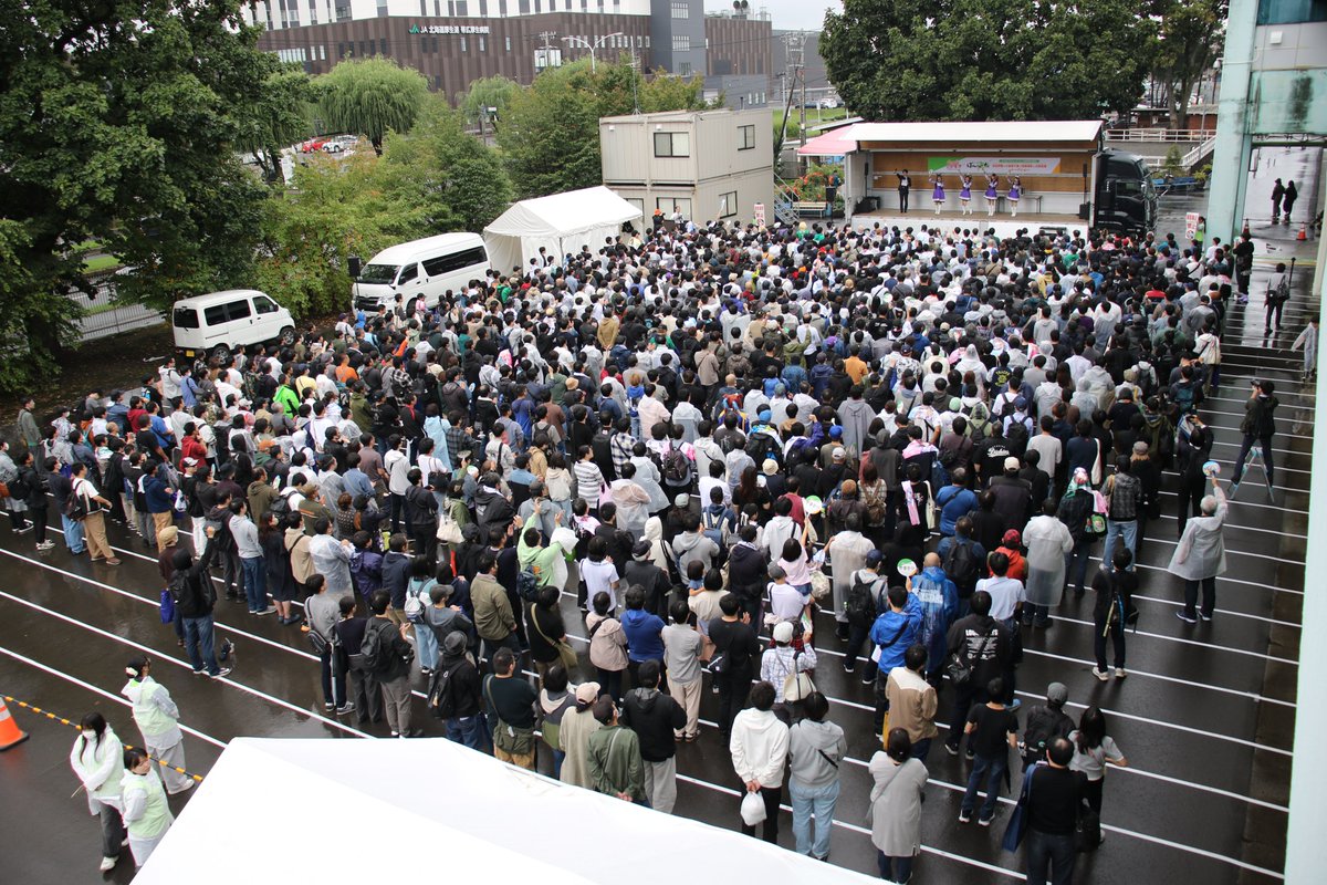 banei_tokachi's tweet photo. そしてトレーナーの皆様も最高でした✨

足元が悪い中、イベントが事故やトラブルなく進行できたのも、ひとえに皆様のご理解とお心遣いのおかげです。感謝申し上げます。

明日もPOP UP STOREや来場者プレゼント、アニメイトカフェ、フォトスタンドなどがあります！

＃帯広競馬場 ＃ウマ娘 https://t.co/3PTQ7qayzN