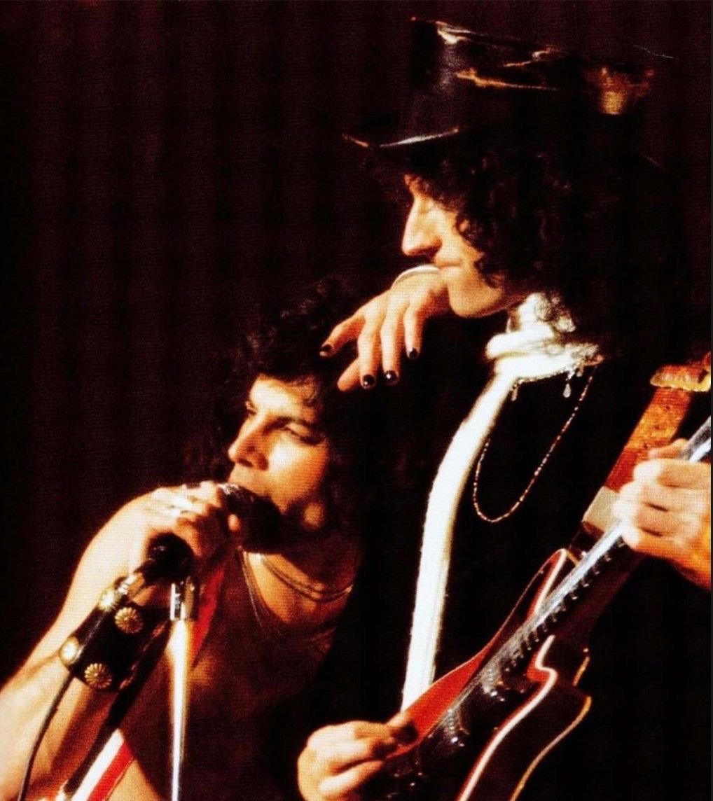 acervofreddie's tweet photo. É opcional o vocalista ficar grudado com o guitarrista? https://t.co/41fSNTk2Ug