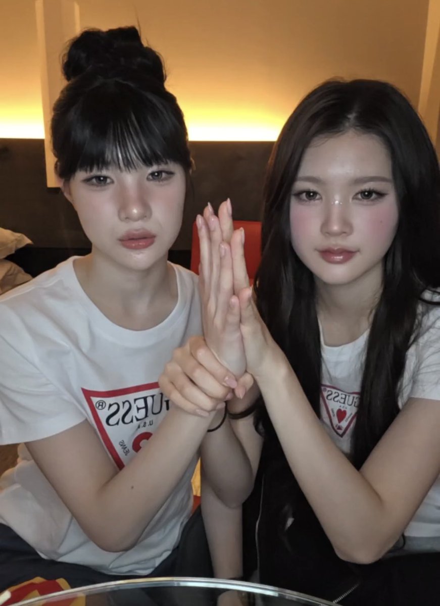 knl8r's tweet photo. 손 크기 재는데 손목은 왜 잡어 https://t.co/ma53N4YUgJ