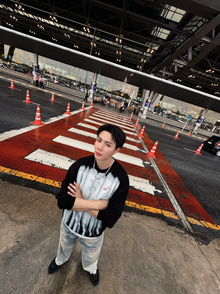 iLeang21's tweet photo. Serving looks before takeoff.

ZEE PRUK GO TO MILAN
#DieselSS27
#ForSuccessfulLiving
#ZEEPRUKDIESEL https://t.co/QiP4c6N3Ng
