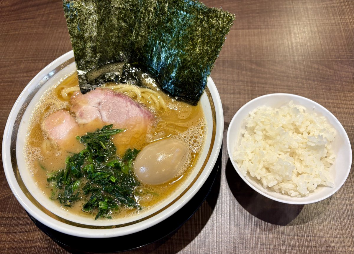 chobi3112's tweet photo. 遅めのランチは樹道家水戸店へ。
混んでるかなと思ったが15時過ぎてたんで並びは無かった。
とても美味しかったが噂通りしょっぱかった、でも薄めコールでリピありですね。
車で5分の距離に通し営業の美味しい家系あるの助かる。 https://t.co/meZljB7o8F