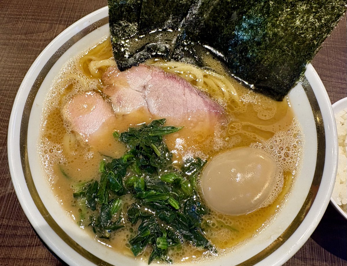 chobi3112's tweet photo. 遅めのランチは樹道家水戸店へ。
混んでるかなと思ったが15時過ぎてたんで並びは無かった。
とても美味しかったが噂通りしょっぱかった、でも薄めコールでリピありですね。
車で5分の距離に通し営業の美味しい家系あるの助かる。 https://t.co/meZljB7o8F