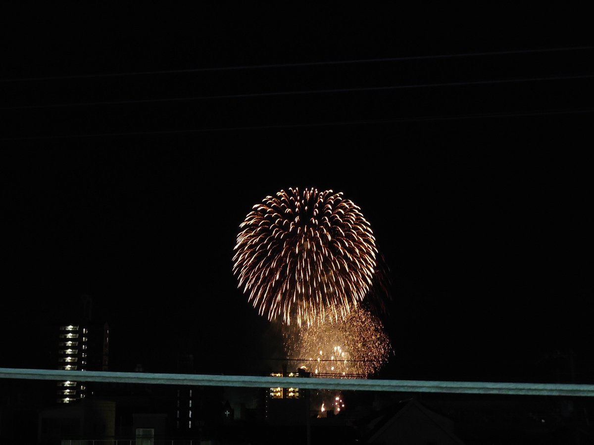 take4lion's tweet photo. 花火大会やってるのを会社からみてる… https://t.co/05AALPoWju