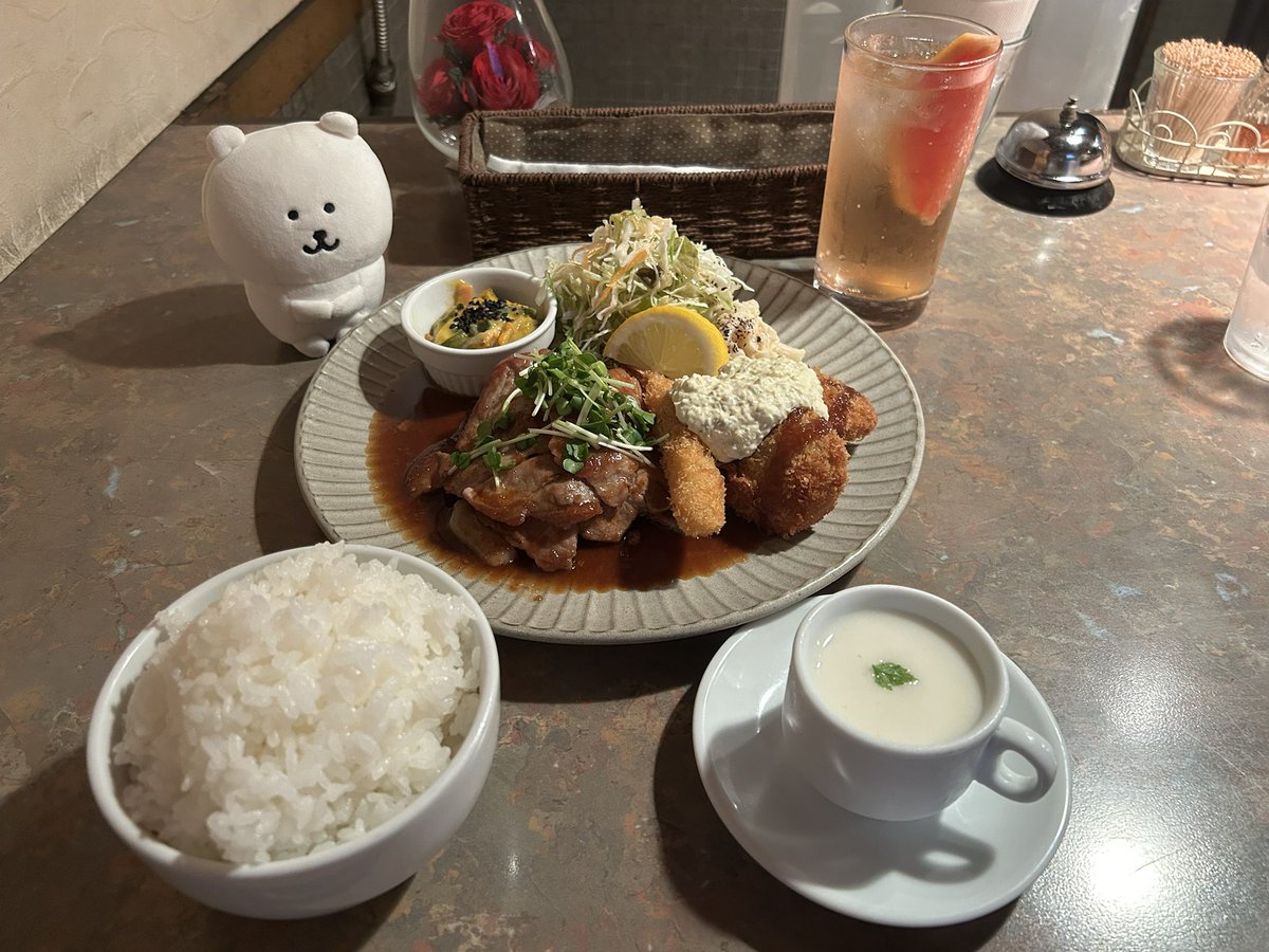 Momo_backup's tweet photo. 久しぶりのサフランサフランで厚切りポークジンジャーとホタテフライのセット。ポークもホタテもラフランスの冷製スープもグレフルサワーも、サイドも何もかも美味しい。観光客が押し寄せないから静かでオススメ #京都 #洋食 https://t.co/9lSYyIP590