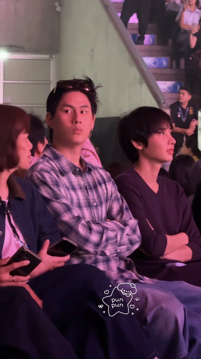 stuckonana's tweet photo. ไม่คิดว่าจะได้เห็นพี่วินนี่ในธันเดอร์โดม แต่วันนี้ฮีพาตัวเองออกมาได้ ดีใจ ทั้งแก๊งวาฬทะเลแก๊งอันตราย ฮีรักพี่นิมากเลยน้าเนี่ย ลูกพี่ผม 🥺🥺🥺🫳🏻🫳🏻

#winynny 
#SkyNaniSToTheNFanconD2 https://t.co/DWldDqtnmo