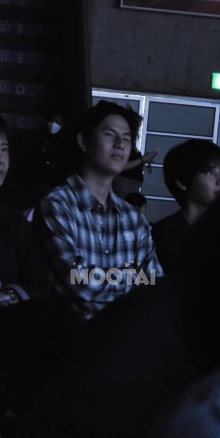 stuckonana's tweet photo. ไม่คิดว่าจะได้เห็นพี่วินนี่ในธันเดอร์โดม แต่วันนี้ฮีพาตัวเองออกมาได้ ดีใจ ทั้งแก๊งวาฬทะเลแก๊งอันตราย ฮีรักพี่นิมากเลยน้าเนี่ย ลูกพี่ผม 🥺🥺🥺🫳🏻🫳🏻

#winynny 
#SkyNaniSToTheNFanconD2 https://t.co/DWldDqtnmo