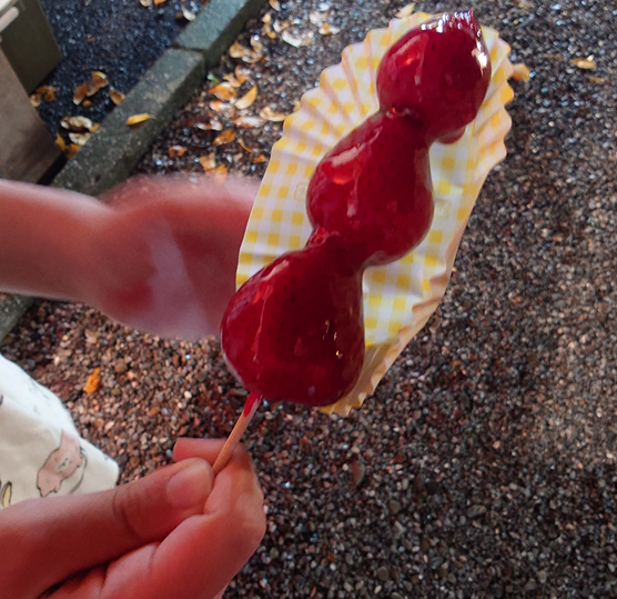 haruka_aoki_va's tweet photo. 近所でお祭りがありました！雨が降っていたので大丈夫かなと思ったんですが、雨が弱まった時に行ってみたら屋台たくさんやってました！今年はいちごあめとケバブを食べました。いちごあめ大好きです！ https://t.co/SzKfVGnlUZ