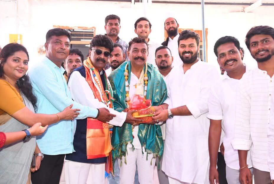 Kudlgik's tweet photo. ಹುಬ್ಬಳ್ಳಿ ಧಾರವಾಡ ಮಹಾನಗರ ಜಿಲ್ಲಾ ಕಾಂಗ್ರೆಸ್‌ ಸಮಿತಿ ನೂತನ  ಅಧ್ಯಕ್ಷರಾಗಿ ಆಯ್ಕೆಯಾಗಿರುವ ಶ್ರೀ ಸದಾನಂದ ಡಂಗನವರ್ ಹಾಗೂ ಗ್ರಾಮಾಂತರ ಜಿಲ್ಲಾ ಕಾಂಗ್ರೆಸ್ ಸಮಿತಿ ಅಧ್ಯಕ್ಷರಾಗಿ ಆಯ್ಕೆಯಾಗಿರುವ ಶ್ರೀ ಚಂದ್ರಶೇಖರ್ ಜುಟ್ಟಲ್ ಅವರನ್ನು ಸನ್ಮಾನ ಮಾಡಿ ಗೌರವಿಸಲಾಯಿತು... https://t.co/tl4ruun5kD