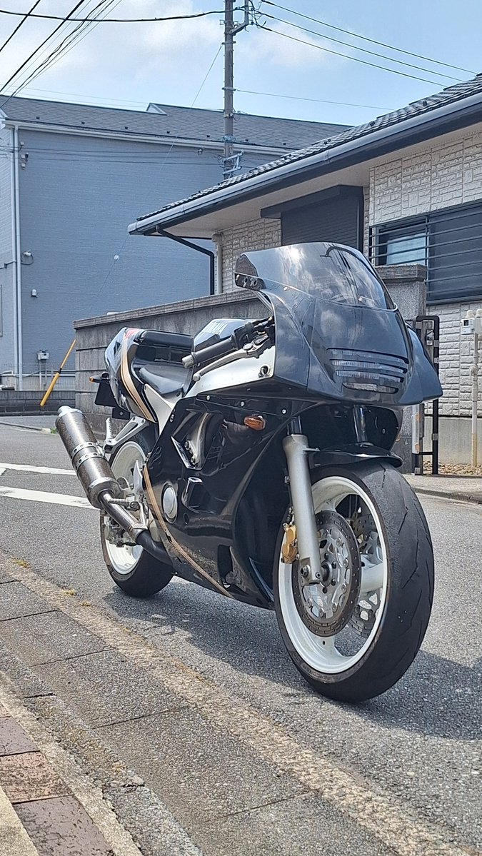 neko_photo56's tweet photo. バイク一旦やめるから全部売ります
FZR400RR 45万
レーシングスーツ.グローブ.レーシングブーツ 合わせて5万 （あとで写真載せます）
FZRはできれば持ってたいから値下げはしません
RTしてもらえるとうれしいです https://t.co/LV3mt0sx0w