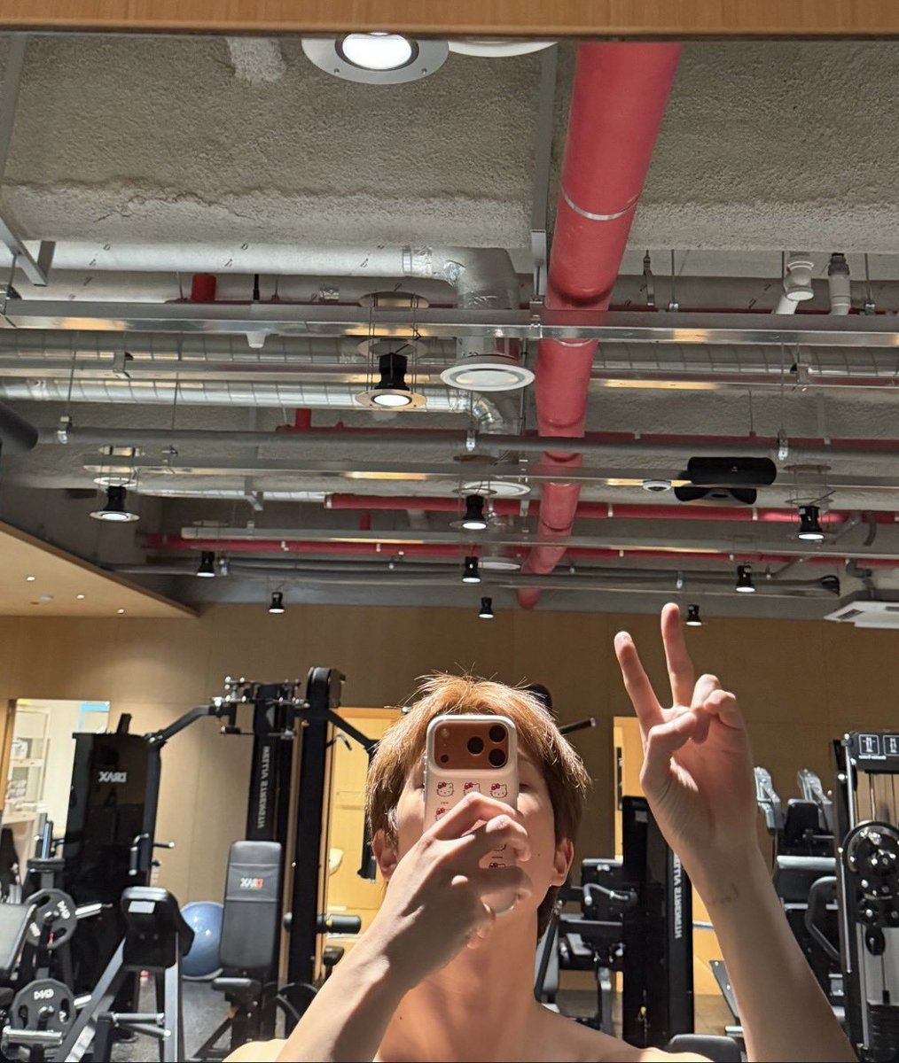jeonsvicio's tweet photo. o namjoon malhando SEM CAMISA ai senhor que sabor mas ó o detalhe da capinha do celular https://t.co/KNL2ECPzY9
