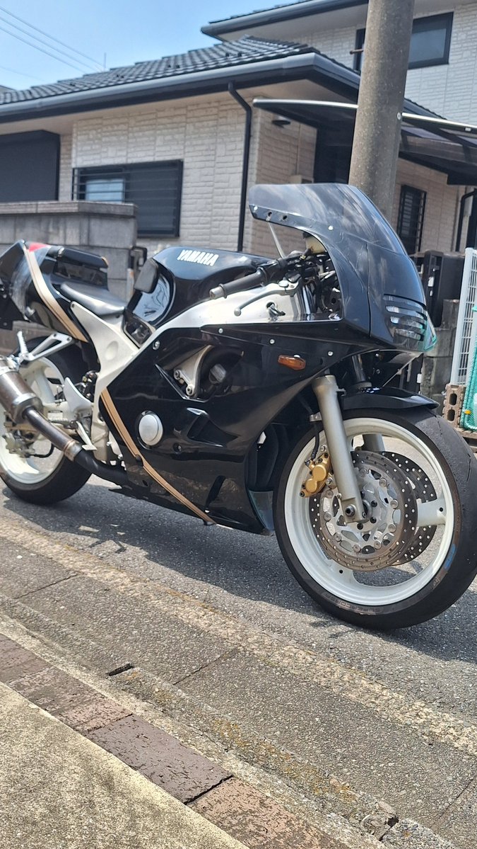 neko_photo56's tweet photo. バイク一旦やめるから全部売ります
FZR400RR 45万
レーシングスーツ.グローブ.レーシングブーツ 合わせて5万 （あとで写真載せます）
FZRはできれば持ってたいから値下げはしません
RTしてもらえるとうれしいです https://t.co/LV3mt0sx0w