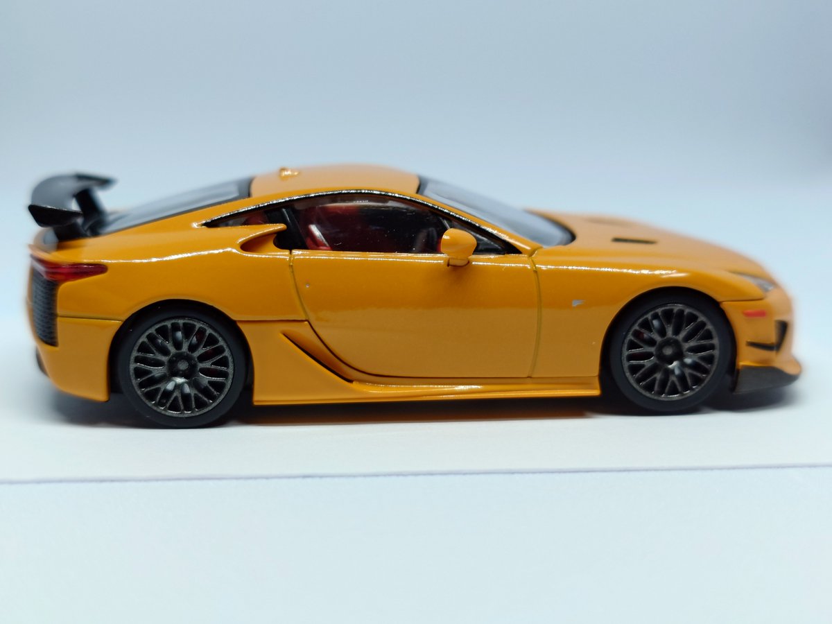 doujigiri's tweet photo. LV-N361a レクサス LFA ニュルブルクリンクパッケージ（オレンジ）の再撮影。
やはり価格が高いだけに出来がいい。
白はやはり納車待ち。
同時購入したものが悪さをしているのです。
俺は悪くねぇ。
#ミニカー #トミカリミテッドヴィンテージ #TLV https://t.co/9C1EQCabWy