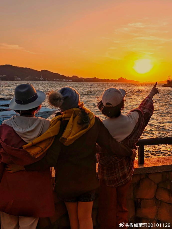 DeejayRouv's tweet photo. Come join our Photography Club’s Sunset Shoot at West Lake this Saturday! Capture golden hour moments, meet fellow shutterbugs, and take home fun prizes. Sign up via our club page now—spots fill fast! https://t.co/HQFfQddriu