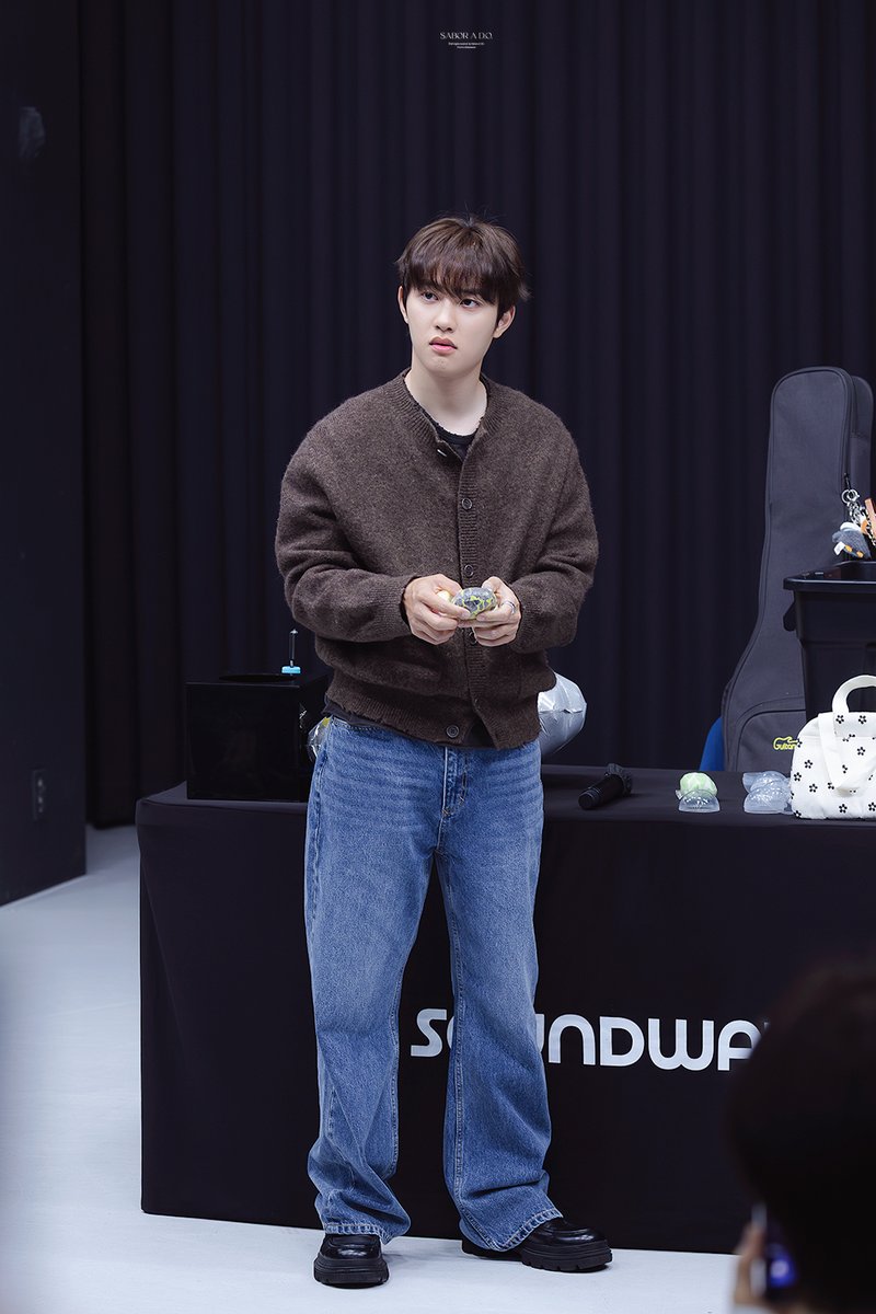 Sabor_a_DO's tweet photo. 260918 Doh Kyungsoo 4th mini album [Dopamine]
사운드웨이브 Fan sign Event 

바부팅 가나디 같고 귀여워🐶♥️

#도경수 #DOHKYUNGSOO #KYUNGSOO #디오 #DO(D.O.) #ドギョンス #都敬秀
@DOHKYUNGSOO_X https://t.co/8PRUYV18Lu