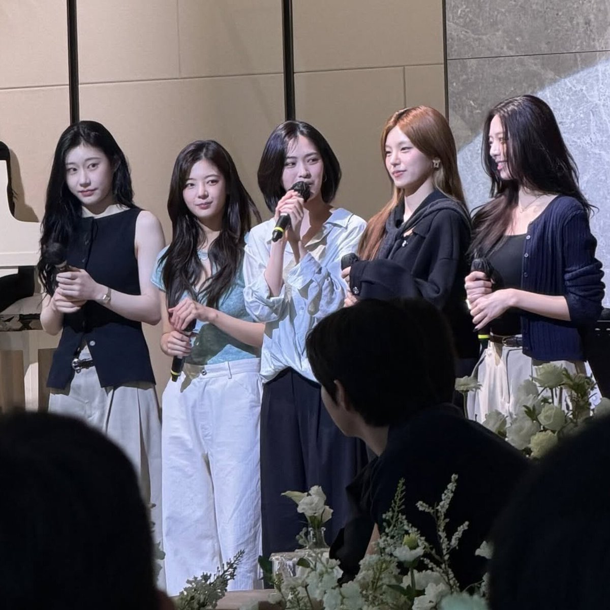 statsofshinyuna's tweet photo. [UPDATE]

​#YUNA stuns alongside the ITZY members at their makeup artist's wedding today 💞 https://t.co/fOTC8i7m3H