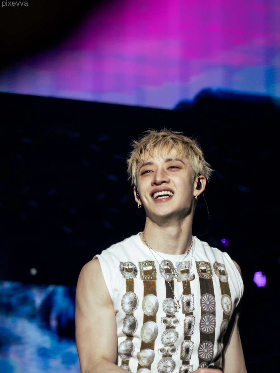 BMaikoD's tweet photo. Bang Chan is so incredibly beautiful. He’s absolutely breathtaking. 🖤✨
#BangChan #StrayKids
Cr. @pixevva
🔗https://t.co/sXv08DN9Z2 https://t.co/fzKqoqYCvr