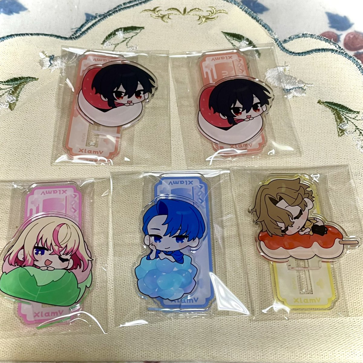 QcbWv's tweet photo. 【交換】ビバレン 京まふ　和菓子くらんゔ　アクスタ

譲:イッセイ、ナゴム、アグリ、スバル

求:サクヤ

☆郵送のみ
検索からもお気軽にお声掛け下さい❁⃘*.ﾟ https://t.co/DK9yTeNZEh