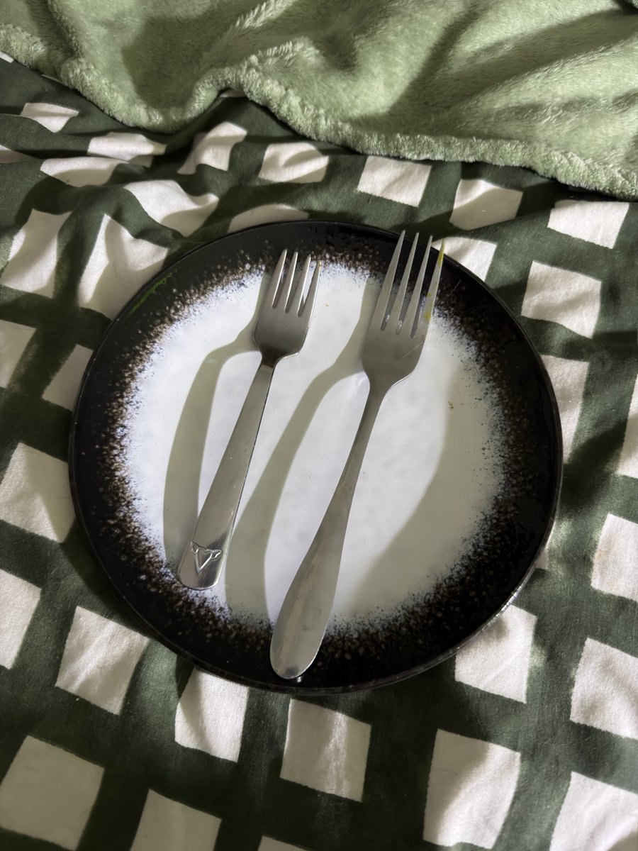 lilla_b3ar's tweet photo. You’ll neverrrrr guess which one is my fork :3 https://t.co/IXPiCd4fcz